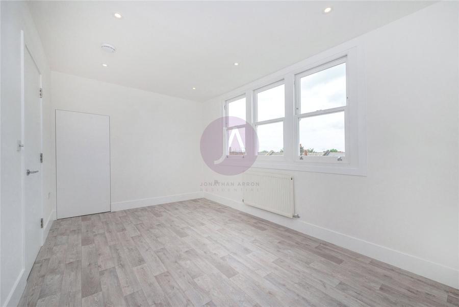 3 bedroom Flat, Maisonette to rent in Fernhead Road-view2