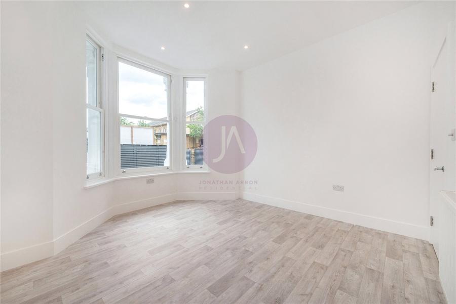 2 bedroom Flat to rent in Fernhead Road-view3
