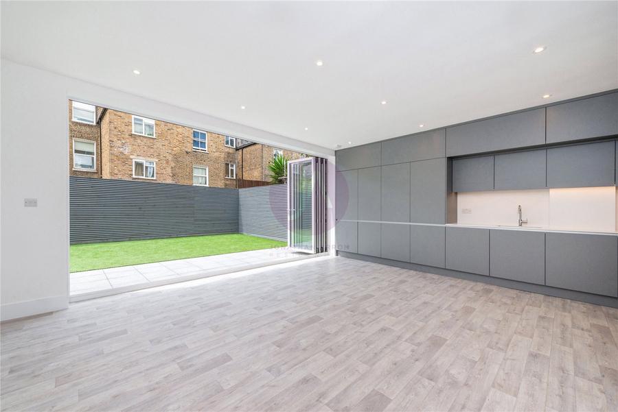 2 bedroom Flat to rent in Fernhead Road-view1