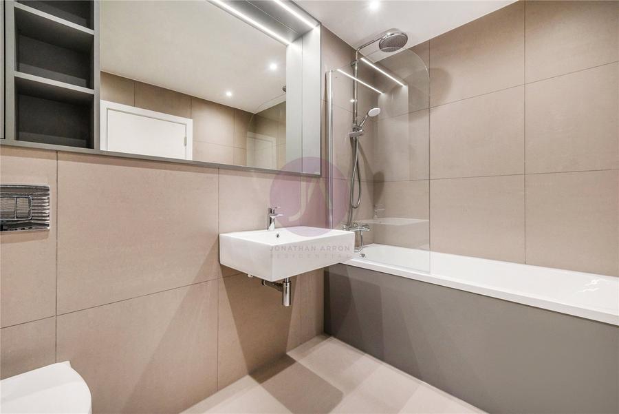 2 bedroom Flat to rent in Fernhead Road-view5