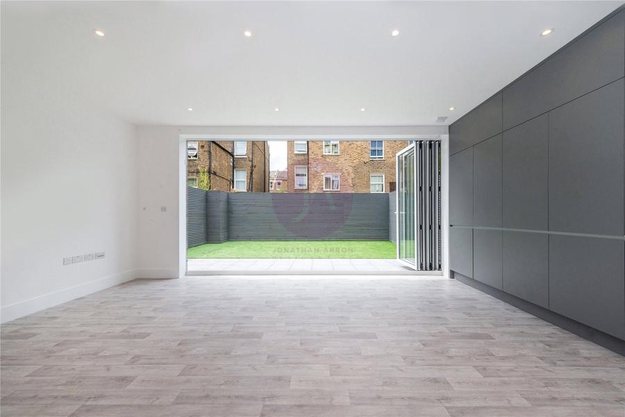 2 bedroom Flat to rent in Fernhead Road-view6