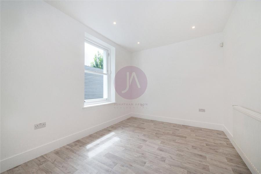 2 bedroom Flat to rent in Fernhead Road-view7