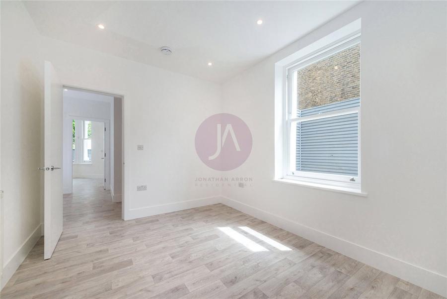2 bedroom Flat to rent in Fernhead Road-view4