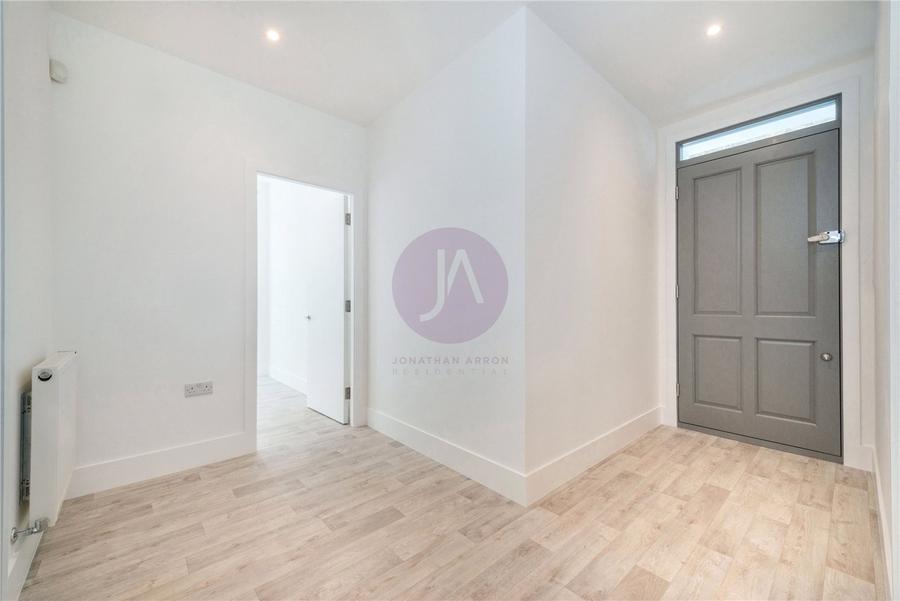 2 bedroom Flat to rent in Fernhead Road-view10
