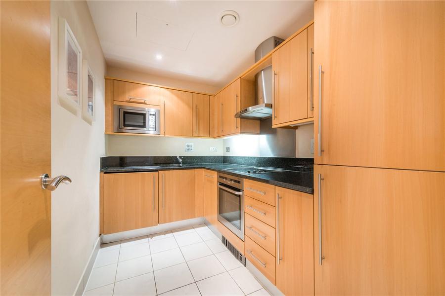2 bedroom Flat to rent in Clarendon Court-view3
