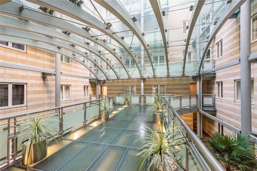 2 bedroom Flat to rent in Clarendon Court-view14
