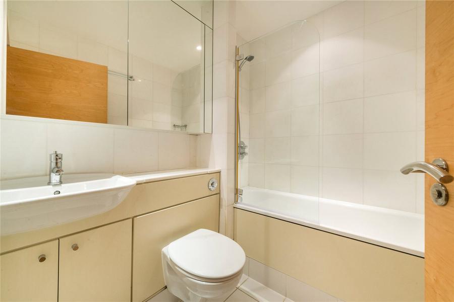 2 bedroom Flat to rent in Clarendon Court-view8