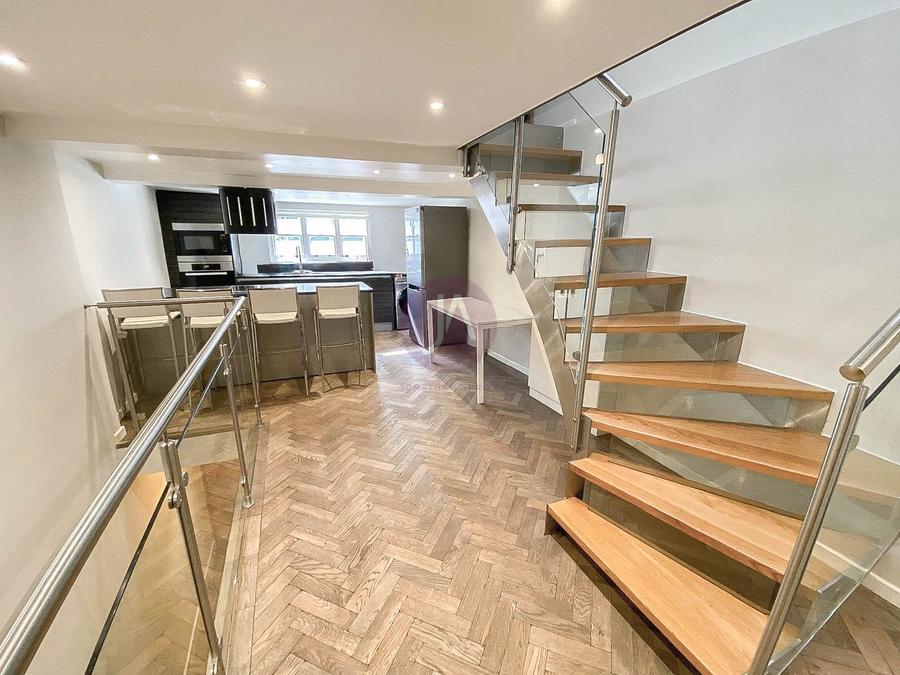 3 bedroom Flat to rent in Strutton Ground-view2
