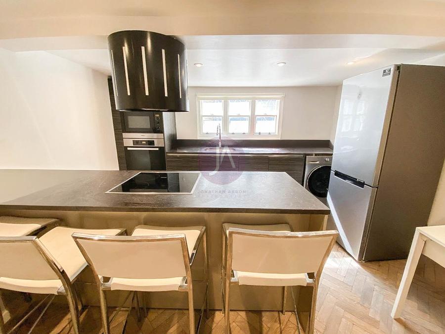 3 bedroom Flat to rent in Strutton Ground-view4