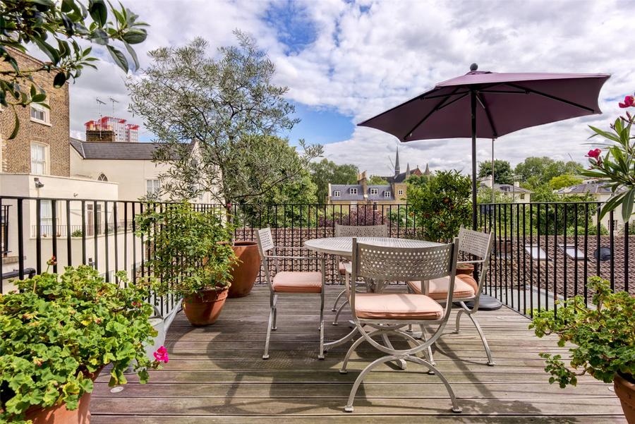 2 bedroom Maisonette to rent in Clarendon Gardens-view2