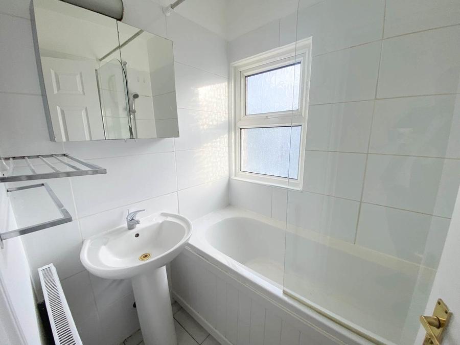 2 bedroom Flat to rent in Gokul Court-view8