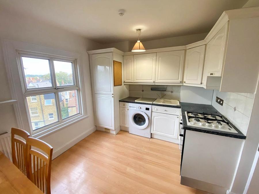 2 bedroom Flat to rent in Gokul Court-view3