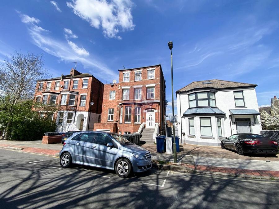 2 bedroom Flat to rent in Gokul Court-view1
