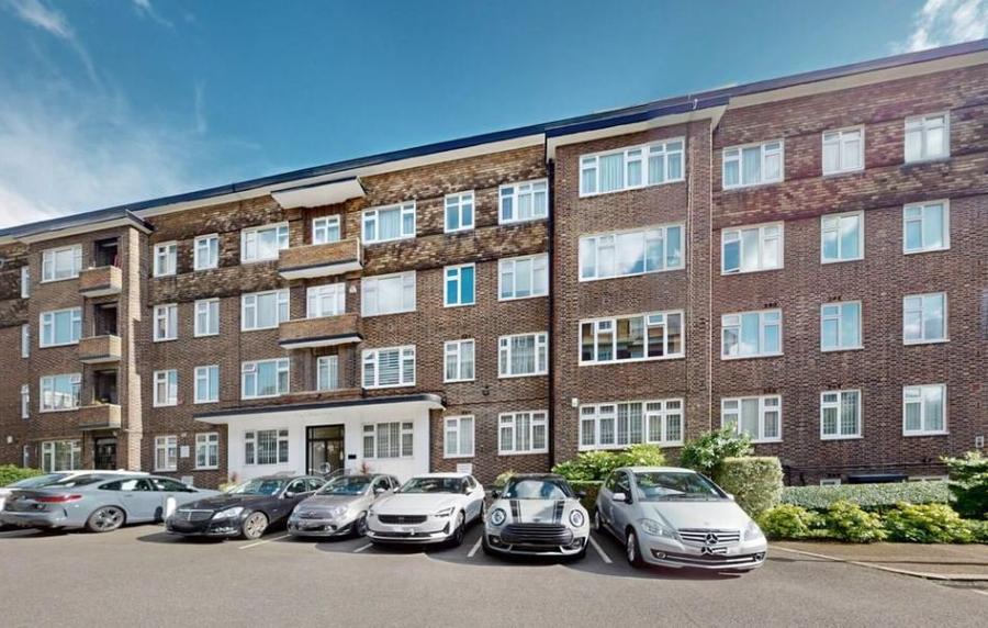 3 bedroom Flat for sale in Avenue Close-view1