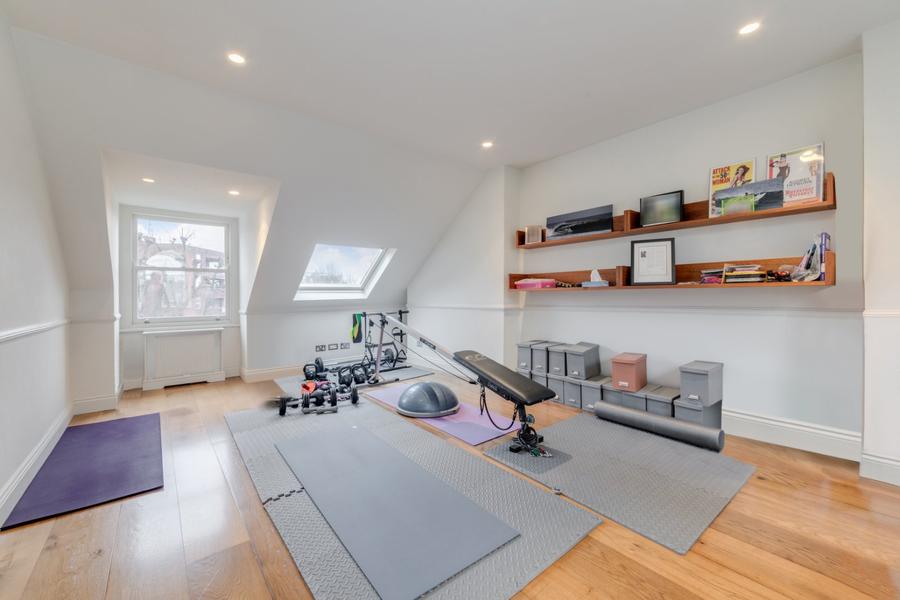4 bedroom House for sale in Belsize Crescent-view24