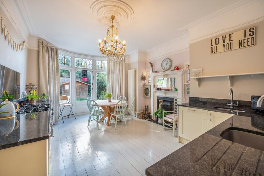 6 bedroom House for sale in Avondale Avenue-view3
