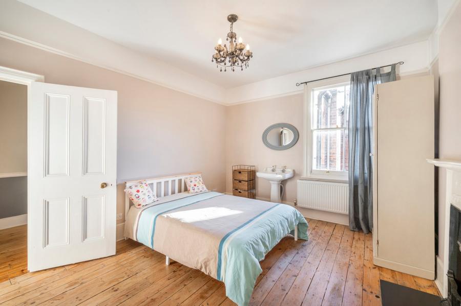 6 bedroom House for sale in Avondale Avenue-view5