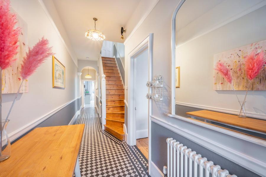 6 bedroom House for sale in Avondale Avenue-view7