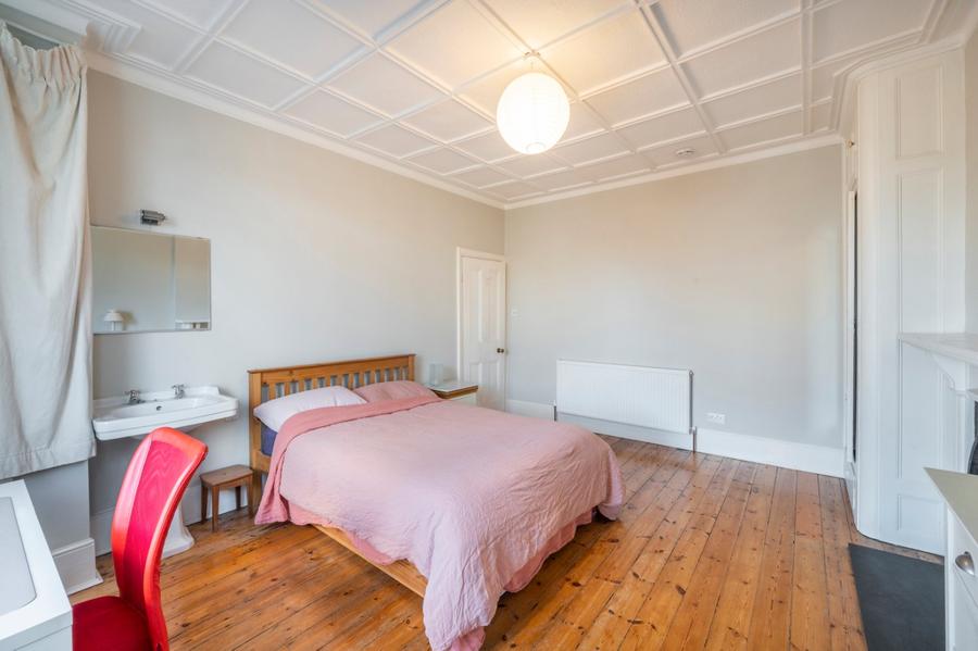 6 bedroom House for sale in Avondale Avenue-view8