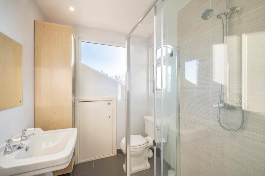 6 bedroom House for sale in Avondale Avenue-view9