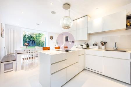 4 bedroom House for sale in Rotherwick Road-List718