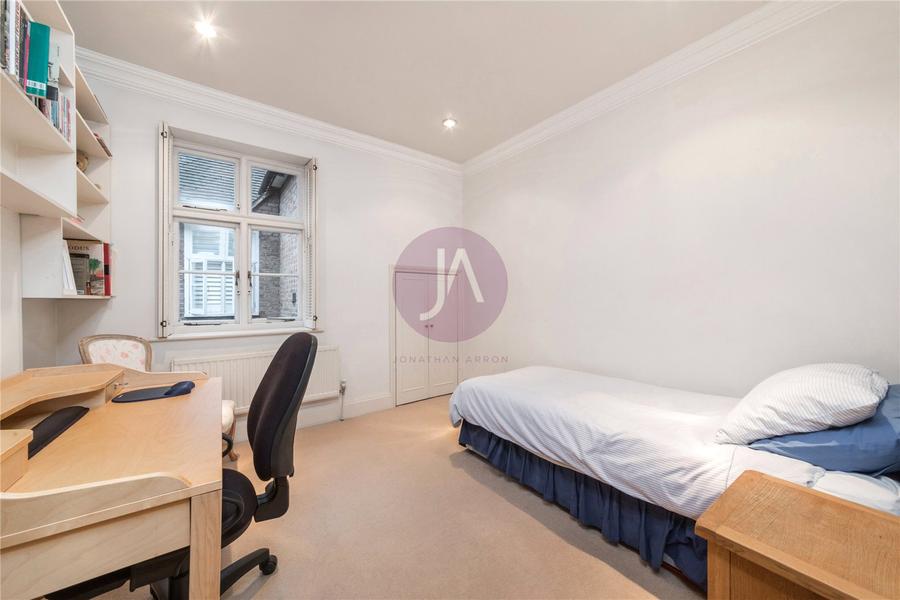 4 bedroom House for sale in Rotherwick Road-view9