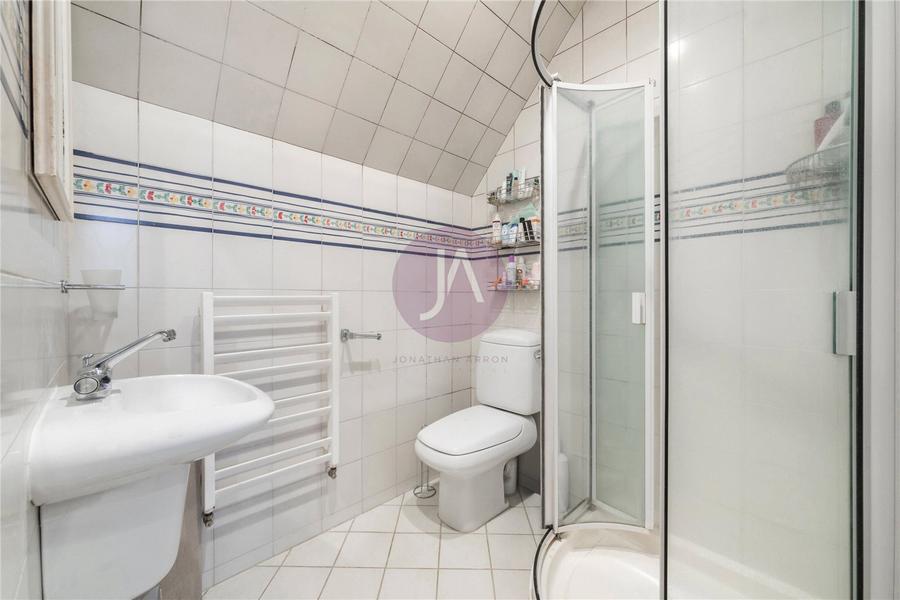 4 bedroom House for sale in Rotherwick Road-view11