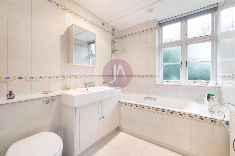 4 bedroom House for sale in Rotherwick Road-view5