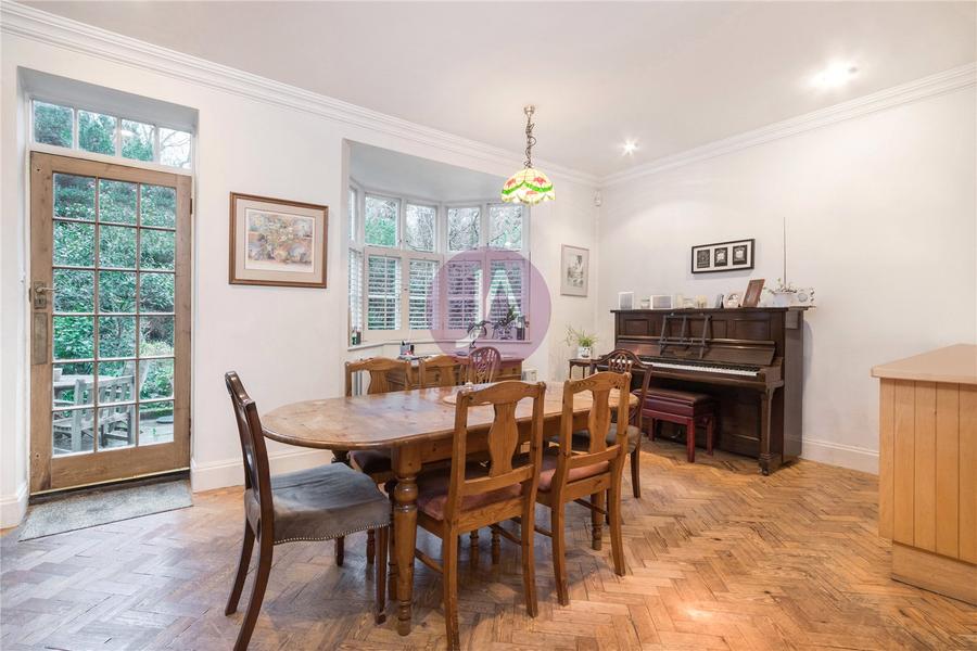 4 bedroom House for sale in Rotherwick Road-view3