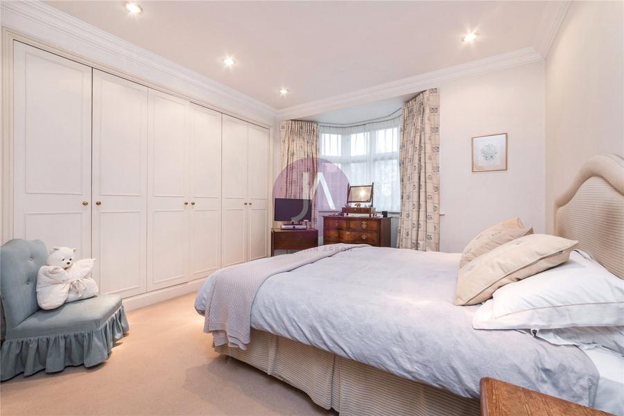 4 bedroom House for sale in Rotherwick Road-view4