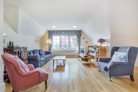 3 bedroom Flat for sale in Lyndhurst Road-List548