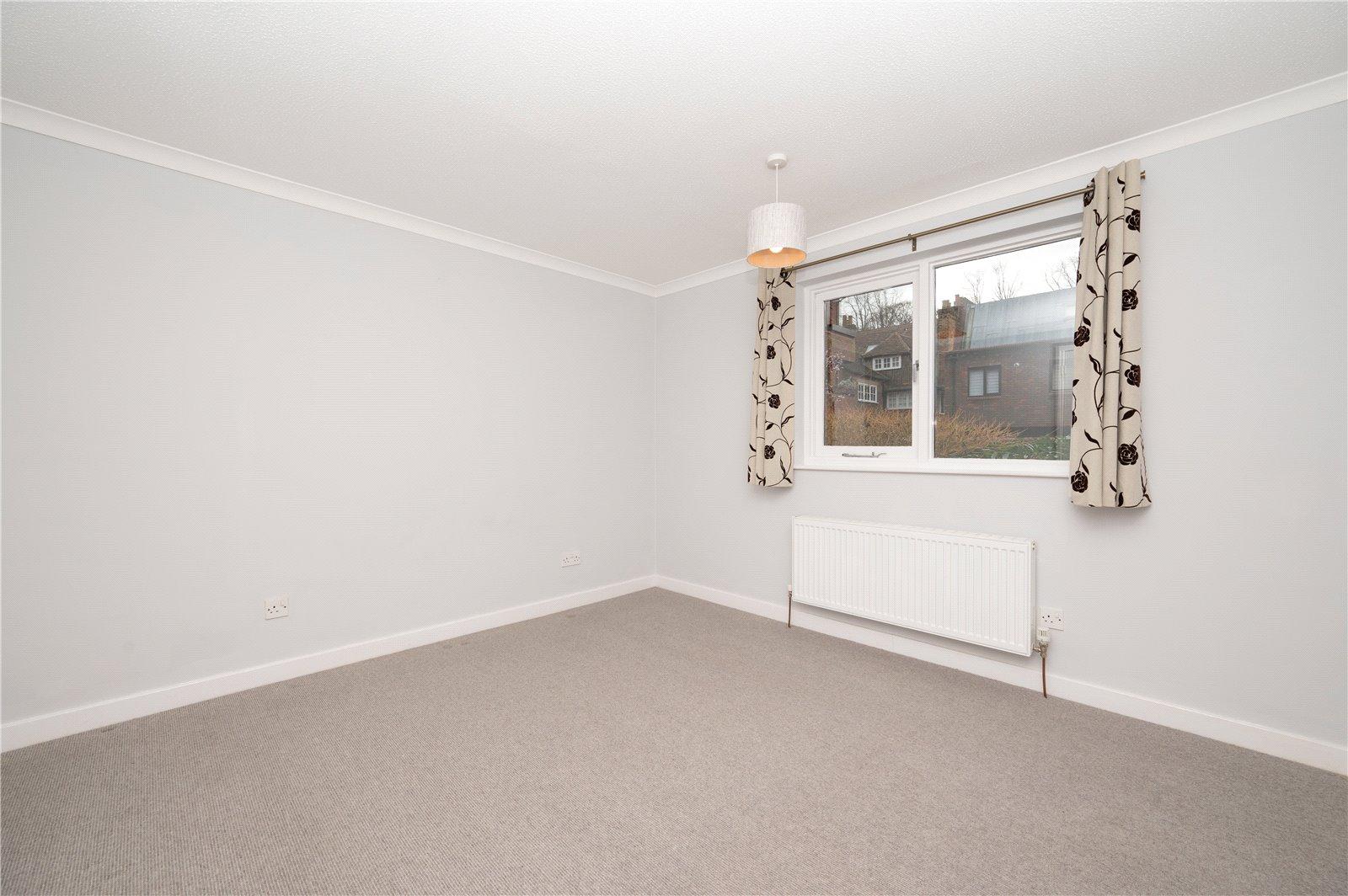 2 Bedroom Ground Floor Flat Let in Tankerfield Place, Romeland Hill, St. Albans, Hertfordshire - View 4 - Collinson Hall