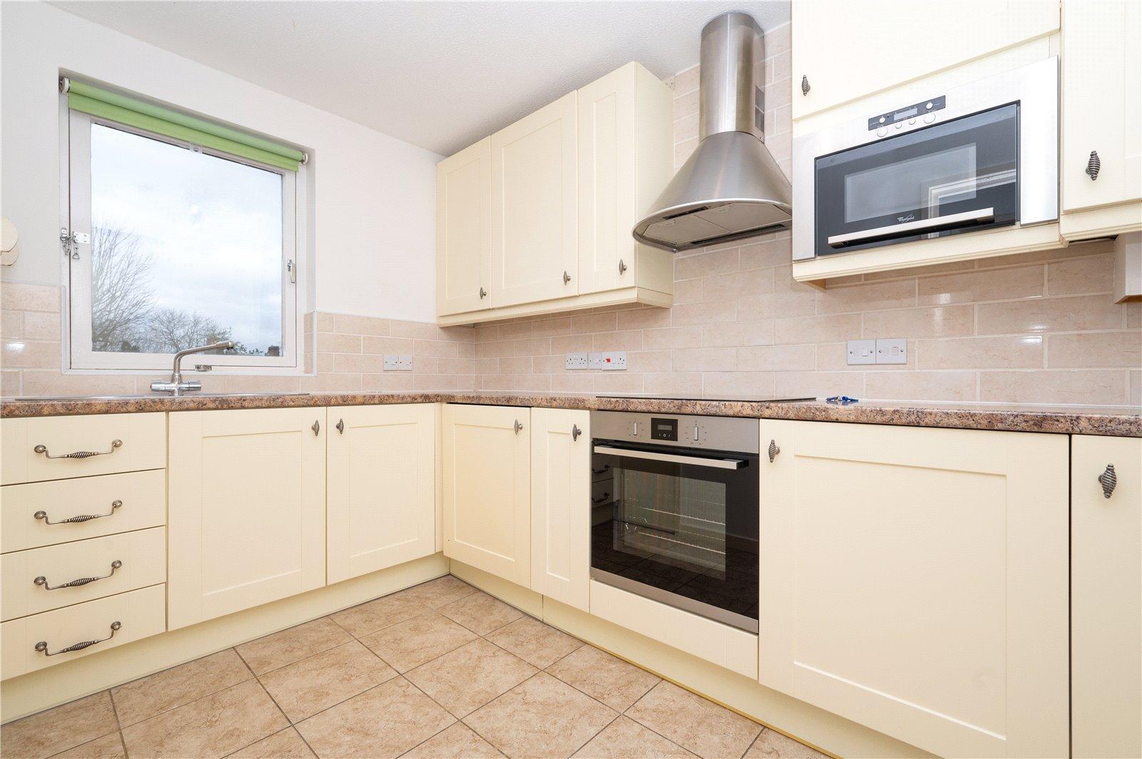 2 Bedroom Ground Floor Flat Let in Tankerfield Place, Romeland Hill, St. Albans, Hertfordshire - View 2 - Collinson Hall