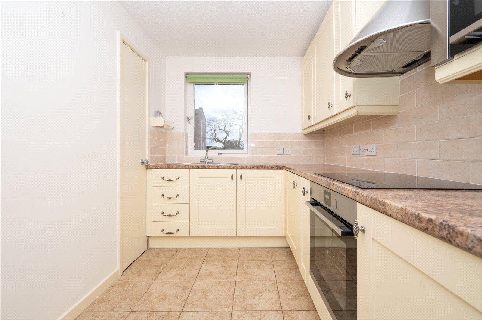 2 Bedroom Ground Floor Flat Let in Tankerfield Place, Romeland Hill, St. Albans, Hertfordshire - View 5 - Collinson Hall