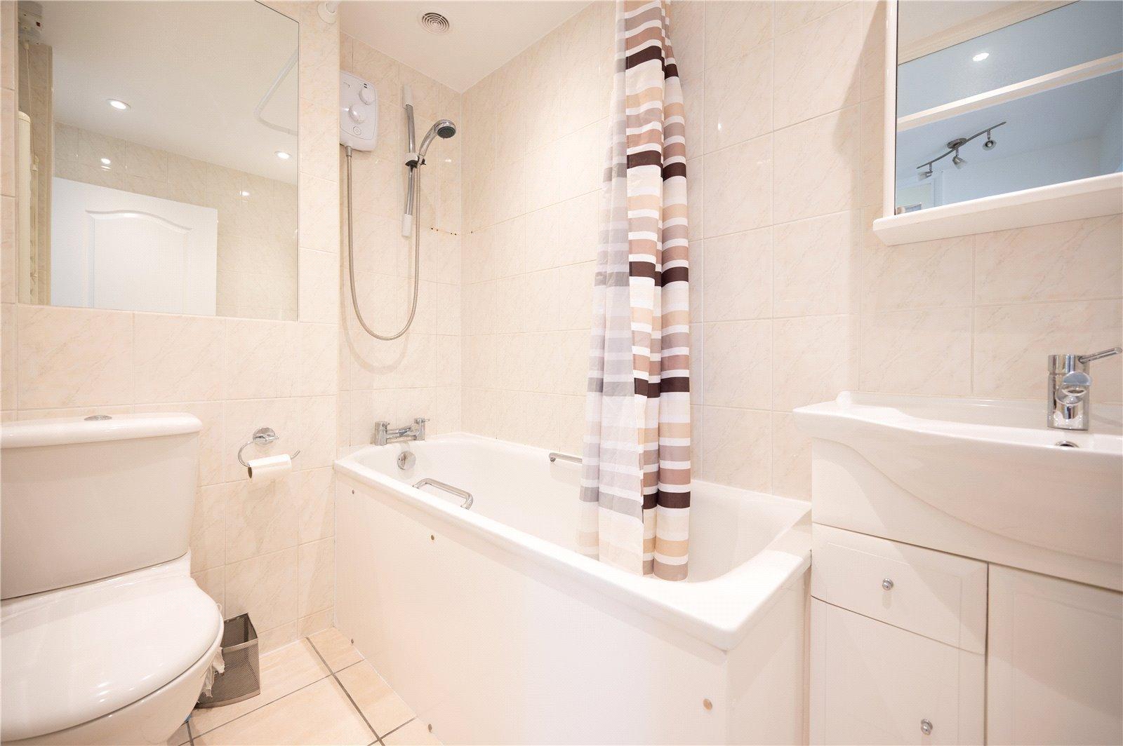 2 Bedroom Flat/Apartment Let in Cedar Court, St. Albans, Hertfordshire - View 6 - Collinson Hall