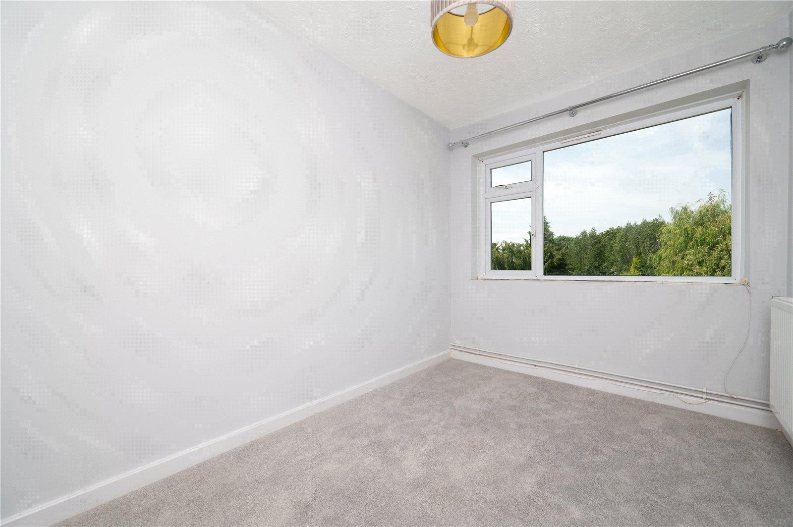 2 Bedroom Flat/Apartment,garage Let in Cumberland Court, Carlisle Avenue, St. Albans, Hertfordshire - View 8 - Collinson Hall