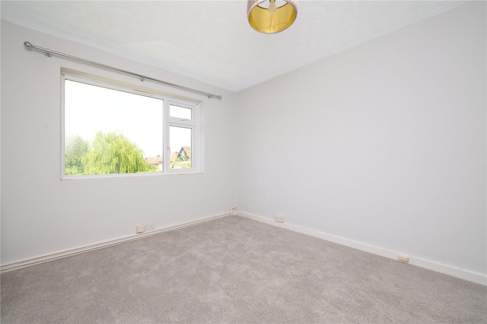2 Bedroom Flat/Apartment,garage Let in Cumberland Court, Carlisle Avenue, St. Albans, Hertfordshire - View 9 - Collinson Hall