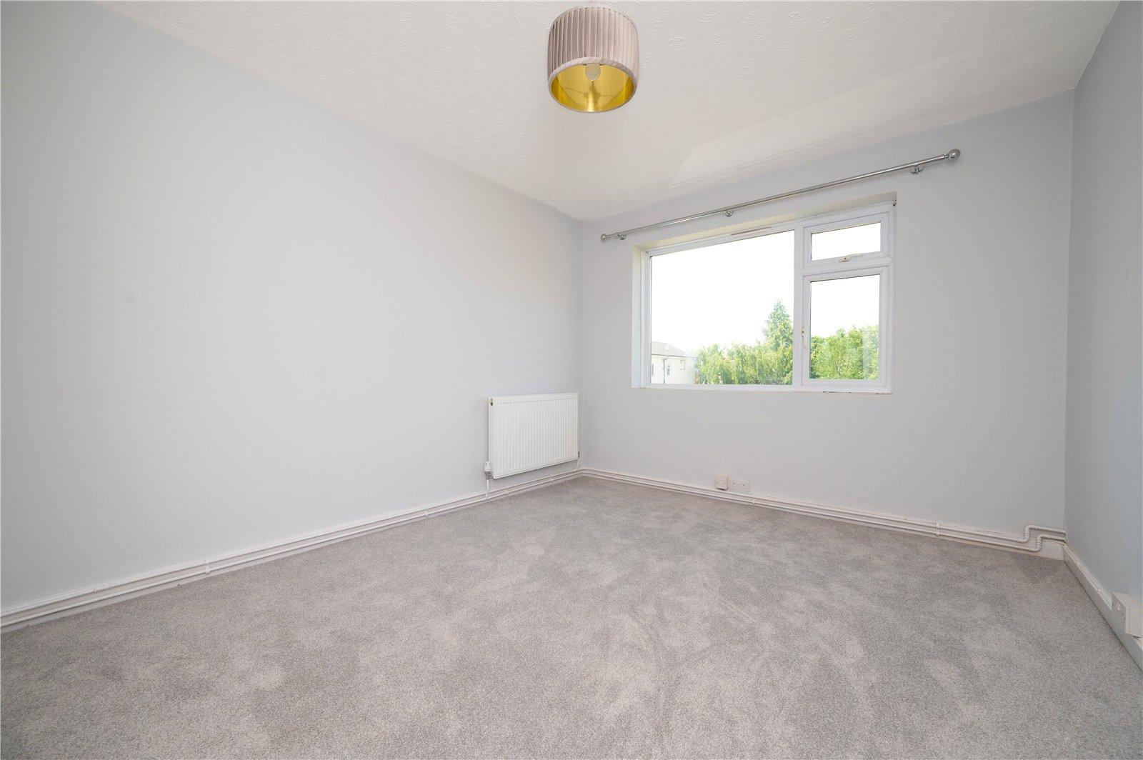 2 Bedroom Flat/Apartment,garage Let in Cumberland Court, Carlisle Avenue, St. Albans, Hertfordshire - View 5 - Collinson Hall