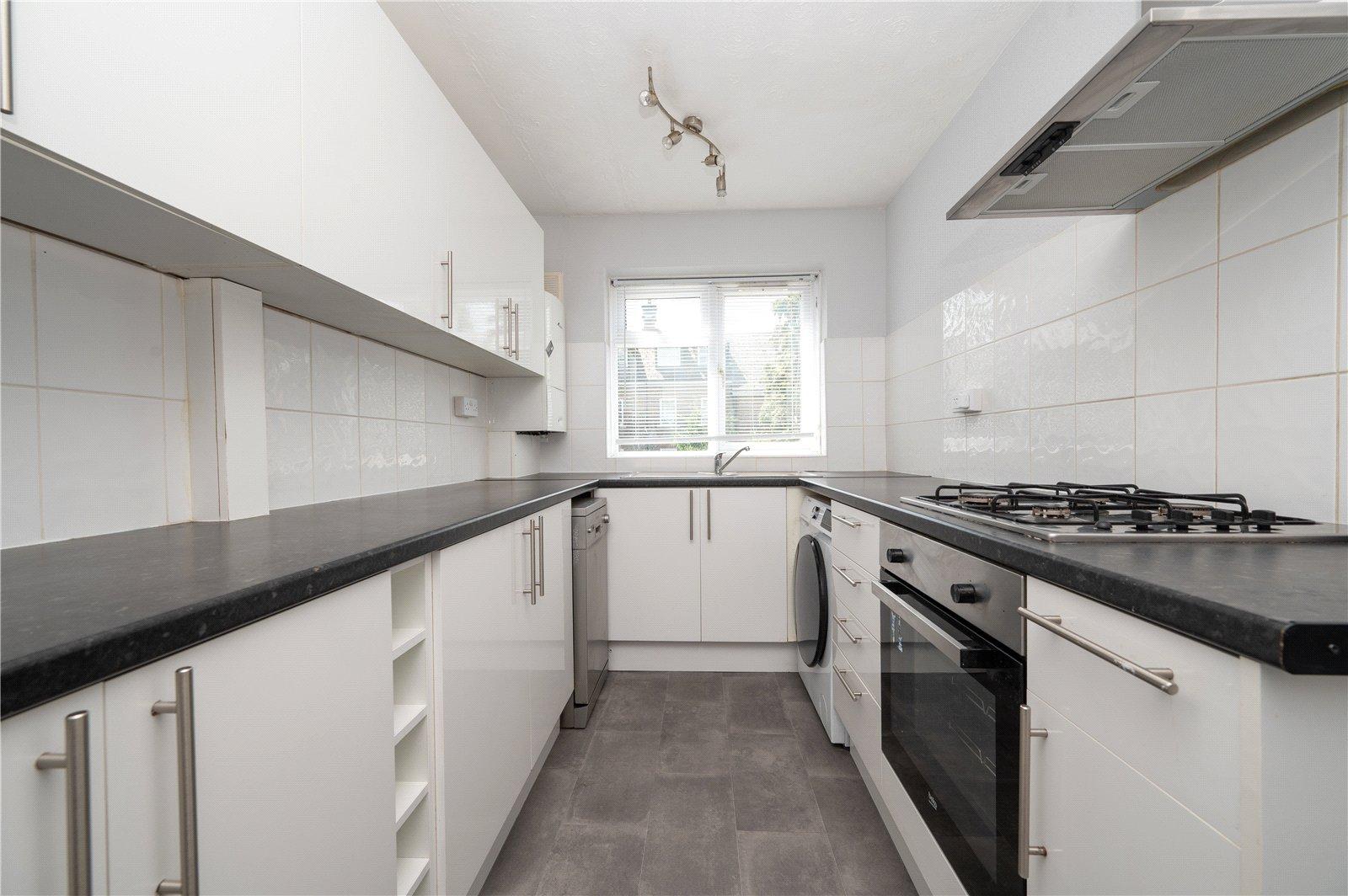 2 Bedroom Flat/Apartment,garage Let in Cumberland Court, Carlisle Avenue, St. Albans, Hertfordshire - View 4 - Collinson Hall