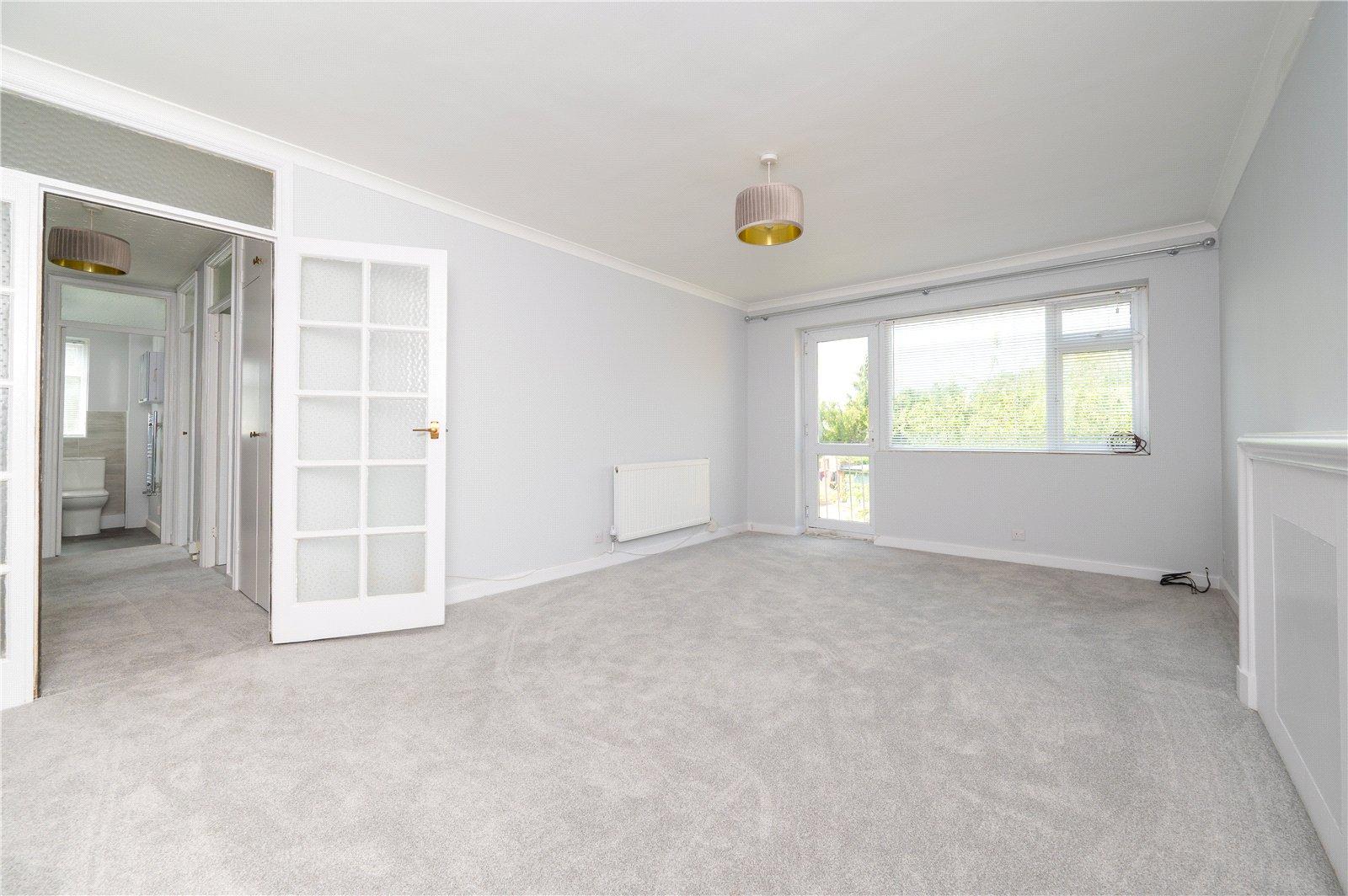2 Bedroom Flat/Apartment,garage Let in Cumberland Court, Carlisle Avenue, St. Albans, Hertfordshire - View 2 - Collinson Hall