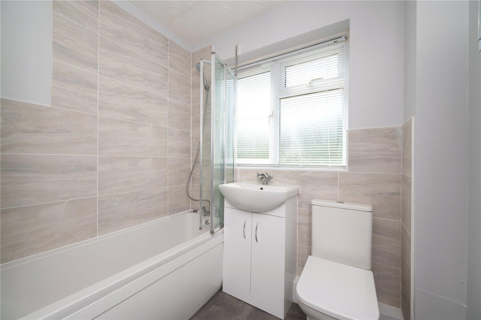 2 Bedroom Flat/Apartment,garage Let in Cumberland Court, Carlisle Avenue, St. Albans, Hertfordshire - View 3 - Collinson Hall