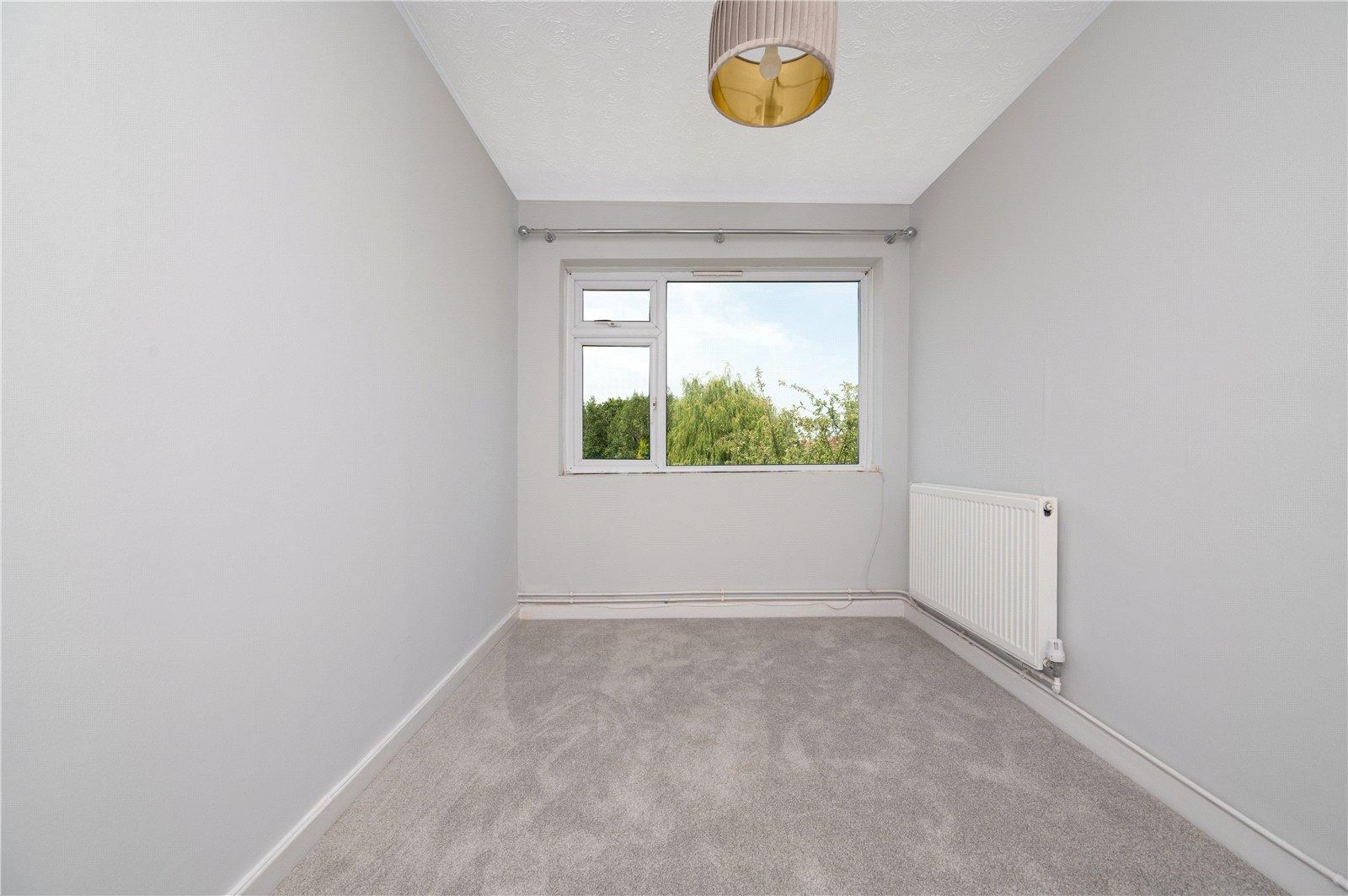 2 Bedroom Flat/Apartment,garage Let in Cumberland Court, Carlisle Avenue, St. Albans, Hertfordshire - View 6 - Collinson Hall
