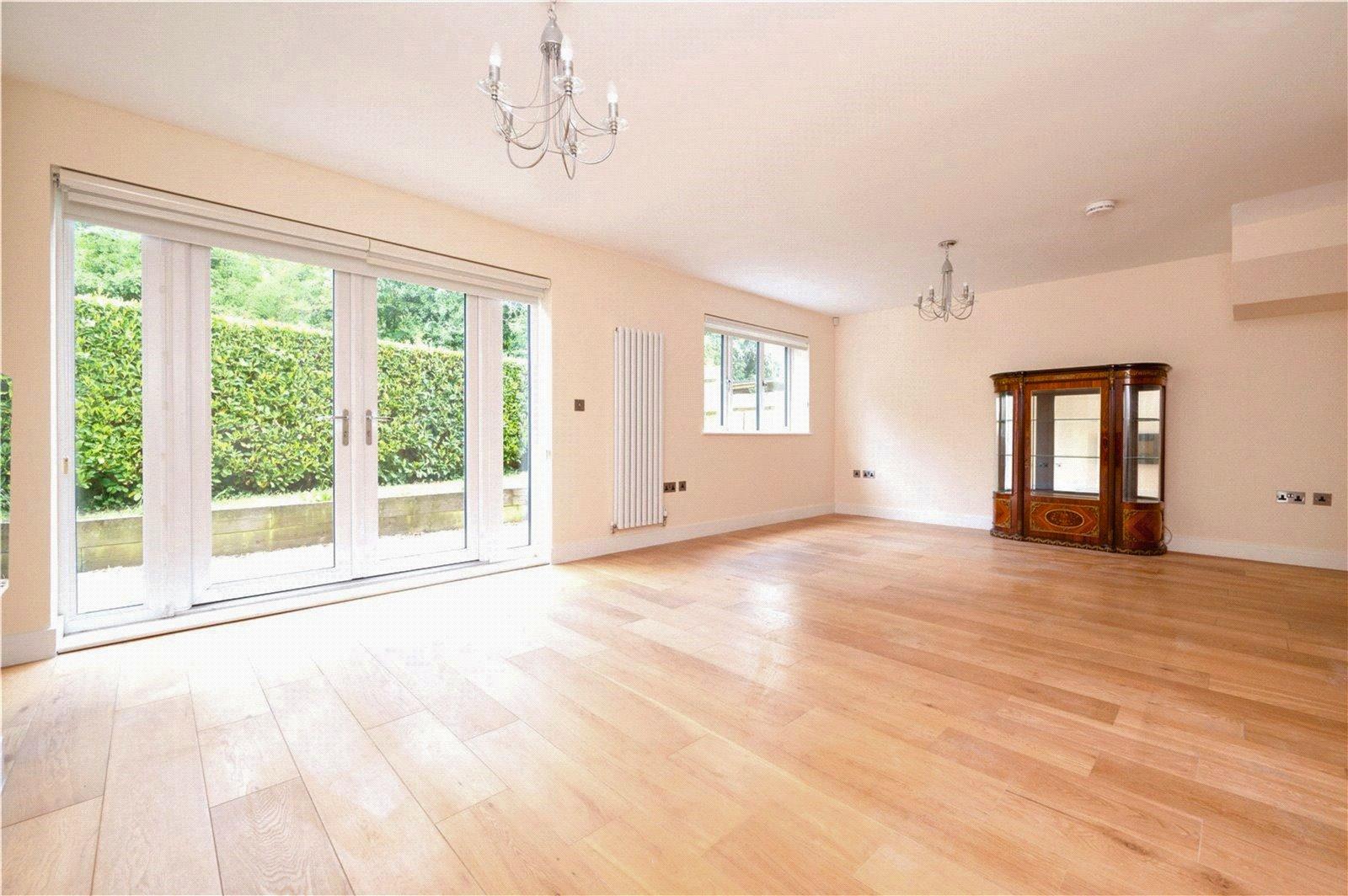 3 Bedroom Detached House Sold Subject to Contract in Park Street Lane, Park Street, St. Albans, Hertfordshire - View 5 - Collinson Hall