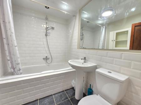 2 bedroom Flat to let in Crown Street, City Centre, Aberdeen, AB11