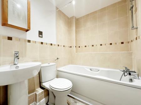 2 bedroom Flat for sale in Elmhurst Court