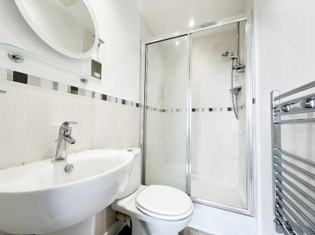 2 bedroom Flat for sale in Elmhurst Court