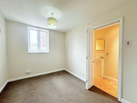 1 bedroom Ground floor maisonette to let in York Road, Aldershot