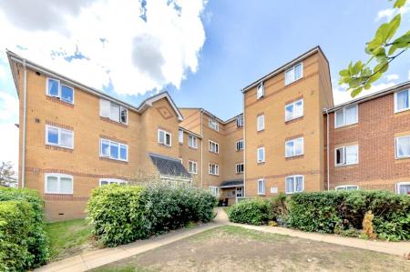 2 bedroom Flat for sale in Ascot Court, Aldershot