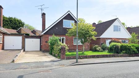 3 bedroom Detached house for sale in Bedford Avenue