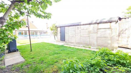3 bedroom Detached house for sale in Bedford Avenue
